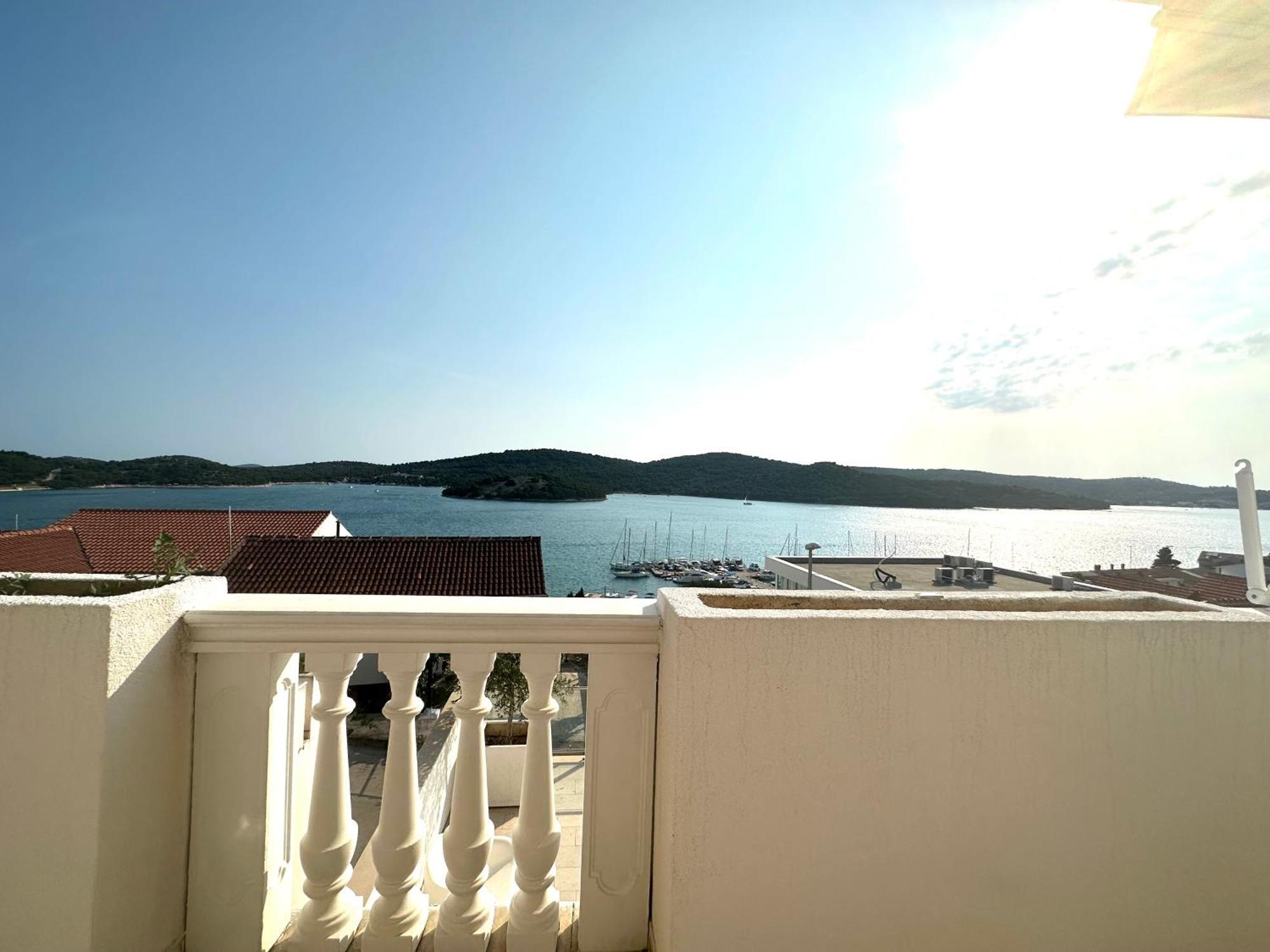 Villa Perla Тисно Екстериор снимка